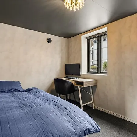 In Centre With Two Bedrooms Og Free Parking *