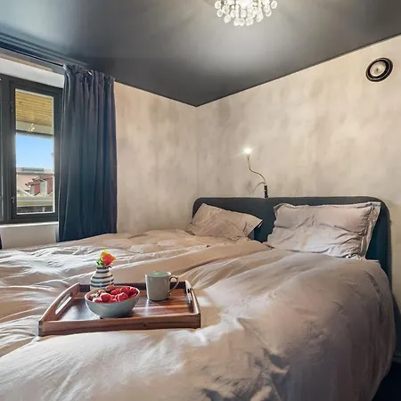 In Centre With Two Bedrooms Og Free Parking
