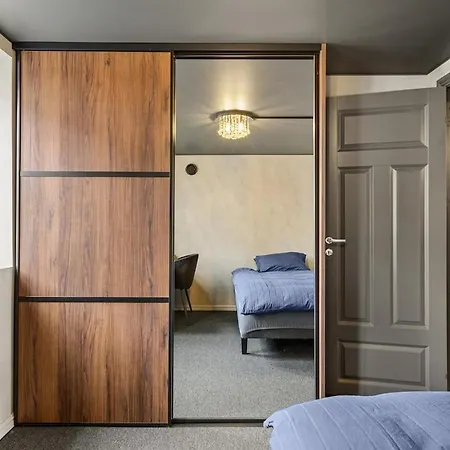 In Centre With Two Bedrooms Og Free Parking Apartament *