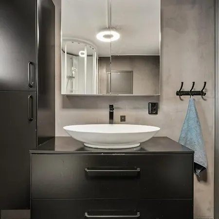 In Centre With Two Bedrooms Og Free Parking Apartament